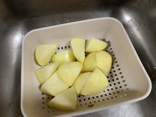 6、红焖牛肉,土豆去皮，切成小块清洗掉表面淀粉，沥水备用