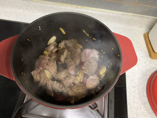 9、红焖牛肉,放入牛肉，静置一会后翻炒