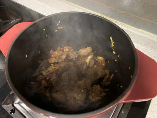 10、红焖牛肉,牛肉表面变色后放入一小勺老抽，均匀上色