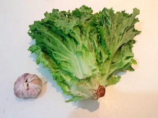 1、蒜泥生菜,准备食材:生菜,大蒜