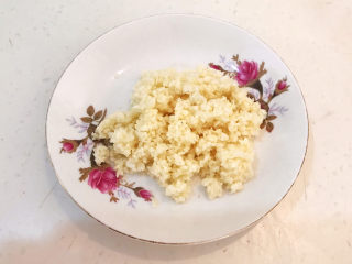 2、蒜泥生菜,大蒜切成末