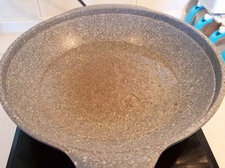 5、蒜泥生菜,锅里加入冷水