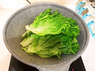 6、蒜泥生菜,烧开后加入生菜,速烫20秒