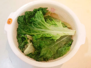 7、蒜泥生菜,把烫好的生菜立即捞出来,用冷水过凉,沥干水份