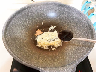 10、蒜泥生菜,加入1勺甜面酱,加入1小勺生抽