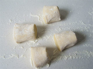 8、中秋烙糖饼,搓成粗条切成若干个小剂子