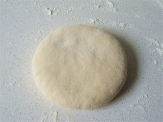 10、中秋烙糖饼,然后手肚按压成圆饼形状