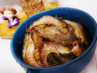 1、四川冒菜,大虾清洗干净