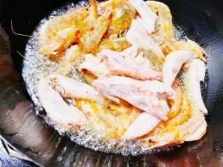 3、四川冒菜,锅中倒油，油热后放入基围虾和鸡翅