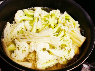 7、四川冒菜,放入热水中煮