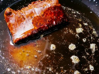 9、四川冒菜,锅中倒油，油热后放入火锅底料