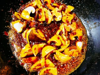 12、四川冒菜,加入洋葱和香菇翻炒