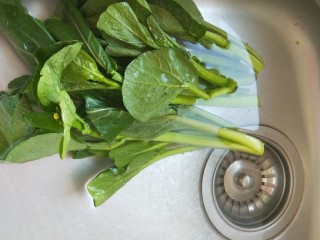 3、蚝油芥兰,去老根。