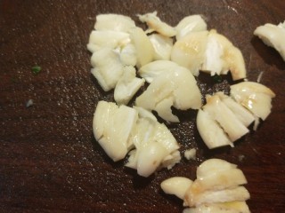 6、蚝油芥兰,拍扁剁碎。