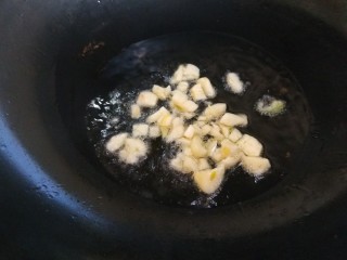 8、蚝油芥兰,炒香蒜末。