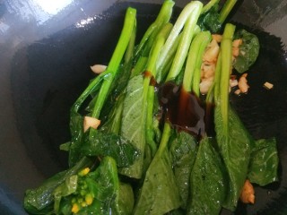 10、蚝油芥兰,倒入耗油。