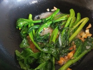 11、蚝油芥兰,炒均匀加入适量盐，鸡精，倒入水淀粉勾芡。