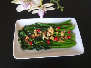 12、蚝油芥兰,装盘即可食用。