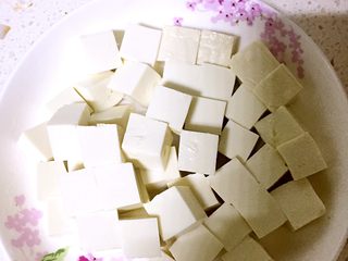 1、麻婆豆腐,豆腐切块