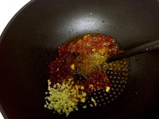 3、麻婆豆腐,倒油热锅，现将郫县豆瓣酱炒香，再倒入蒜末炒香