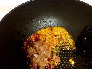 4、麻婆豆腐,倒入肉末