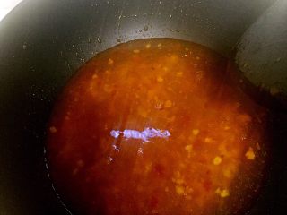 6、麻婆豆腐,加入清水小火煮沸，倒入豆腐，加生抽，糖调味，再煮3-5分钟，等豆腐煮软入味了，再用水淀粉勾芡收汁，这时可以再调一下味，看看是否还要加盐