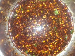 6、凉拌麻辣凉粉条。,加一点凉开水加入生抽，辣椒粉，花椒粉鸡粉。姜蒜