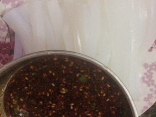 7、凉拌麻辣凉粉条。,调好的酱汁倒在，凉粉里面就可以。