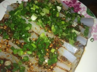8、凉拌麻辣凉粉条。,最后撒上葱花即可。