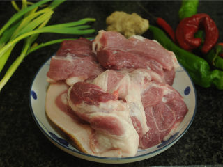 1、酱烧回锅肉,食材准备好