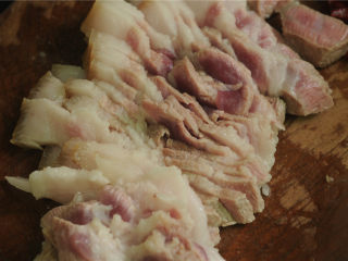 5、酱烧回锅肉,猪肉切成3毫米左右的大片备用