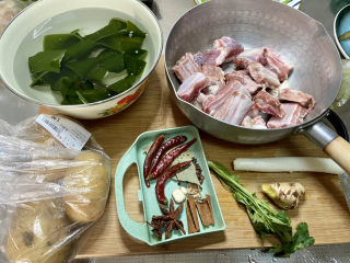 4、红烧土豆排骨➕海带结土豆烧排骨,食材合照：猪肋排一斤，海带结十个提前清洗泡发一小时，土豆三四个约450g，香料：香叶两片，八角两个，桂皮一节，干辣椒四个，山柰两片，花椒一小撮，葱白一段，姜一块，香叶一颗