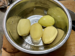 6、红烧土豆排骨➕海带结土豆烧排骨,土豆削皮洗净