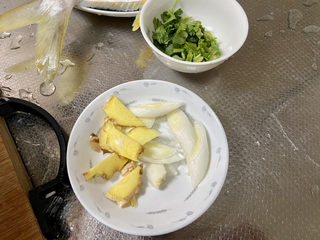 7、红烧土豆排骨➕海带结土豆烧排骨,改刀：葱白切段，姜切片，香菜切末