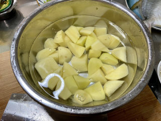8、红烧土豆排骨➕海带结土豆烧排骨,土豆切滚刀块，洗去表面淀粉，清水浸泡备用