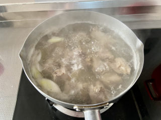 11、红烧土豆排骨➕海带结土豆烧排骨,撇去血沫，继续煮两分钟