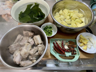 13、红烧土豆排骨➕海带结土豆烧排骨,全部食材准备好