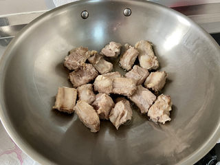 14、红烧土豆排骨➕海带结土豆烧排骨,热锅冷油，下排骨，中小火煸干水分