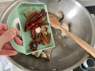 15、红烧土豆排骨➕海带结土豆烧排骨,加入香料，中小火炒出香味