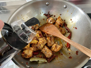 19、红烧土豆排骨➕海带结土豆烧排骨,淋一茶匙老抽，翻炒上色