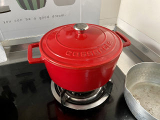 24、红烧土豆排骨➕海带结土豆烧排骨,转入汤锅中，煮开后，小火加盖炖煮30分钟，喜欢排骨软烂的可适当延长时间