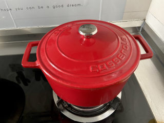 27、红烧土豆排骨➕海带结土豆烧排骨,煮开后，加盖继续小火炖煮20分钟