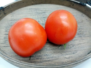 1、厨房挑战+素菜+ 美味西红柿炒鸡蛋,番茄2个