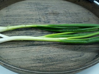 2、厨房挑战+素菜+ 美味西红柿炒鸡蛋,小葱少许