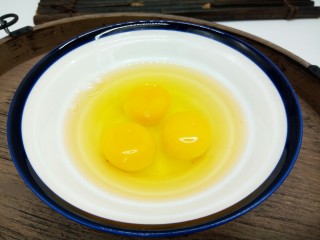 4、厨房挑战+素菜+ 美味西红柿炒鸡蛋,鸡蛋磕入碗里