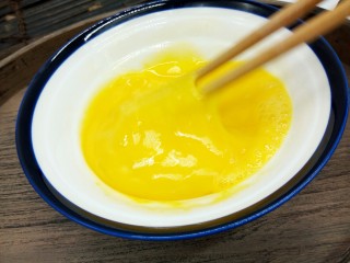 6、厨房挑战+素菜+ 美味西红柿炒鸡蛋,用筷子顺着一个方向快速搅打