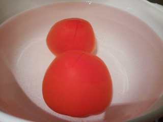 9、厨房挑战+素菜+ 美味西红柿炒鸡蛋,放入热水浸泡