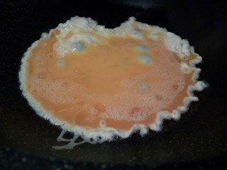 12、厨房挑战+素菜+ 美味西红柿炒鸡蛋,锅热加适量油，油热加入鸡蛋液