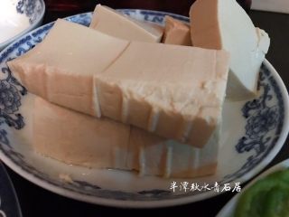 1、【青石居私房菜】之土匪鱼头,豆腐切大块