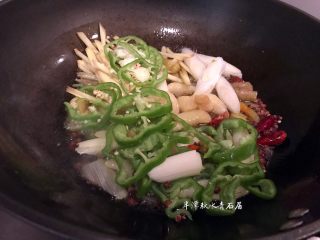 3、【青石居私房菜】之土匪鱼头,热锅冷油、七成热、加猪油炒成混合油、、倒入佐料翻炒、加少许盐